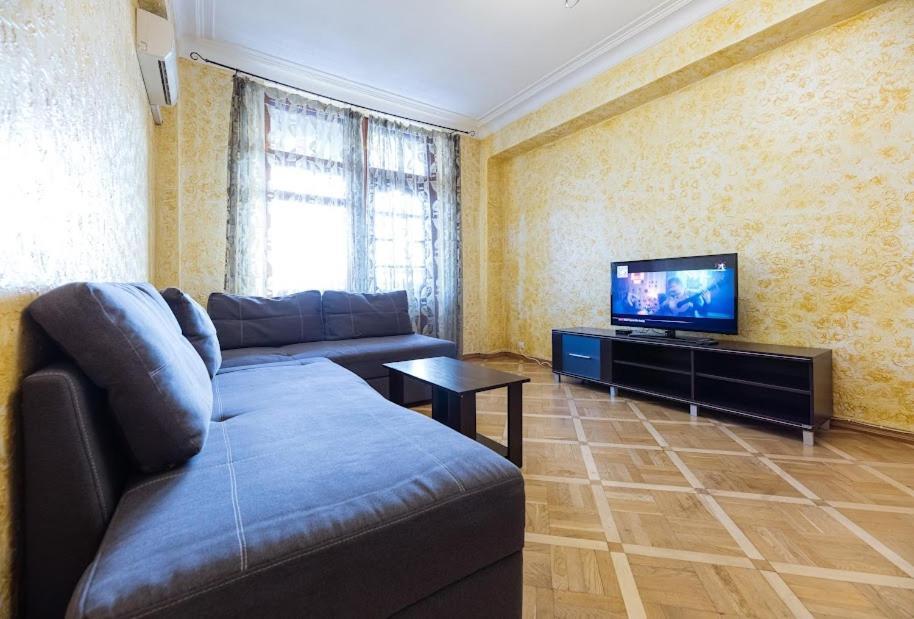 911 Antonovichа Apartment