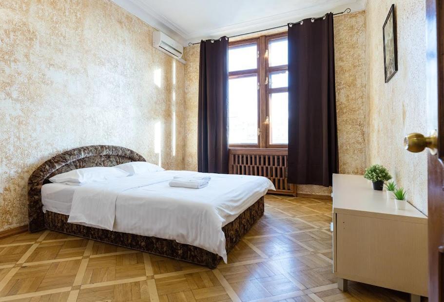 911 Antonovichа Apartment